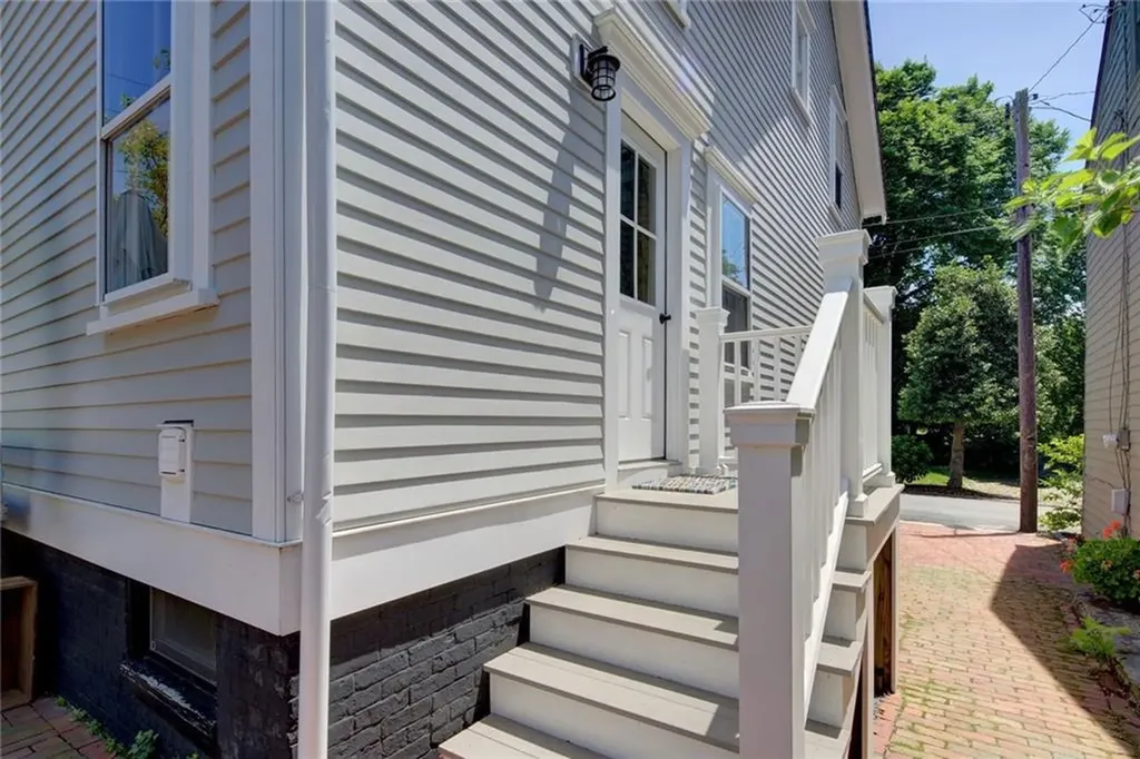 8 Sanford Street Newport RI 02840