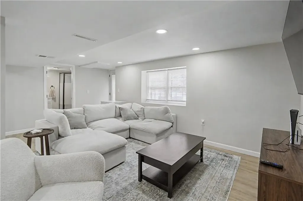 162 Larchmont Road Warwick RI 02886