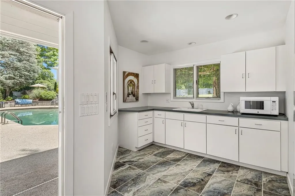 4 Jones Circle Barrington RI 02806