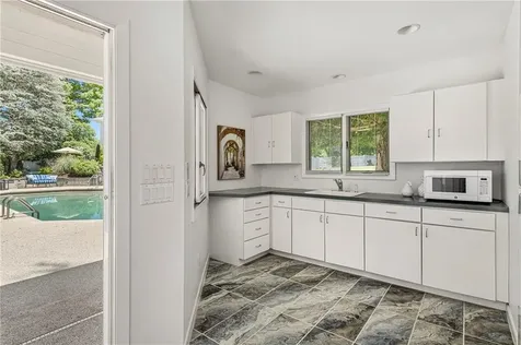 4 Jones Circle Barrington RI 02806