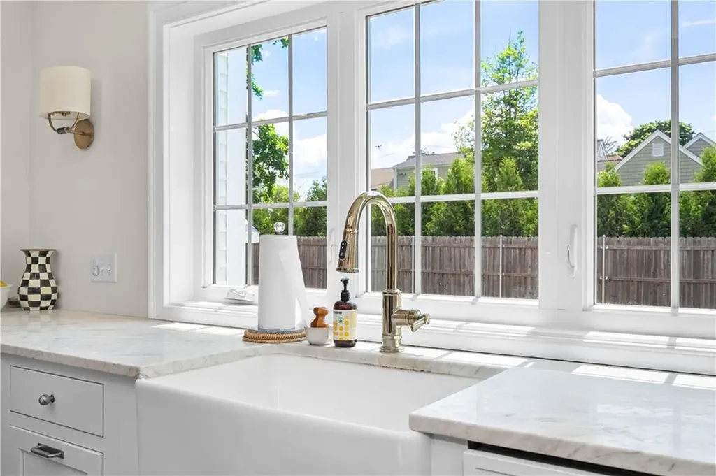 24 Huntington Drive East Providence RI 02916