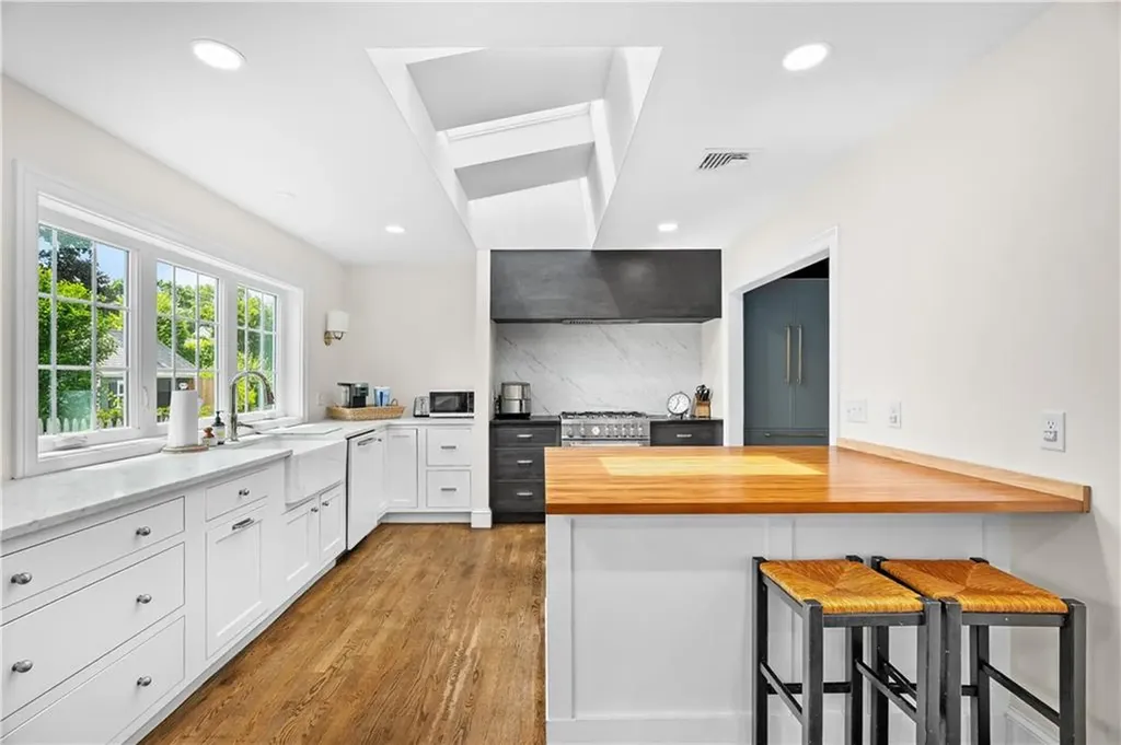 24 Huntington Drive East Providence RI 02916