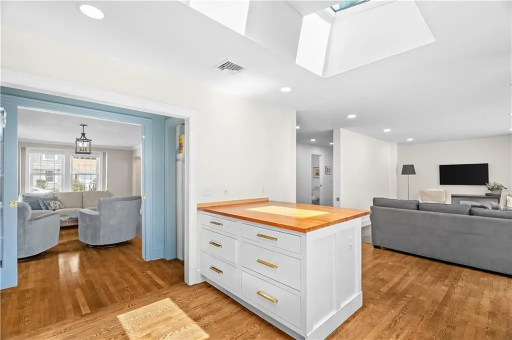 24 Huntington Drive East Providence RI 02916