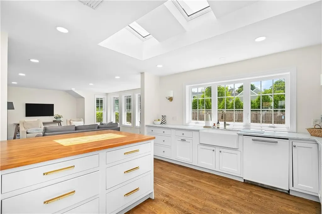 24 Huntington Drive East Providence RI 02916