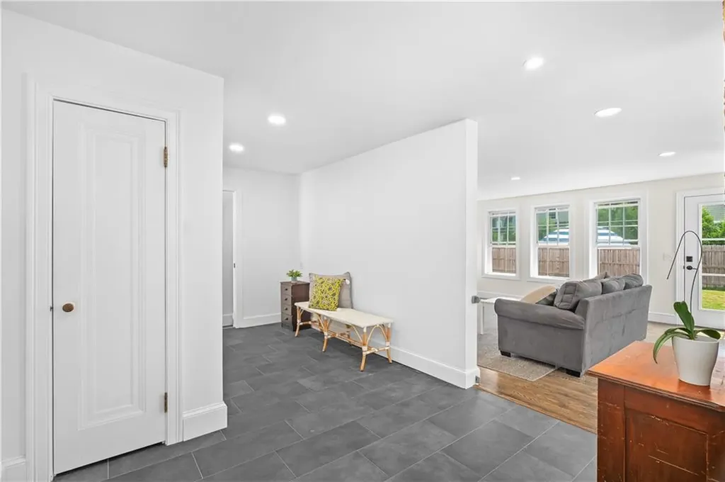 24 Huntington Drive East Providence RI 02916