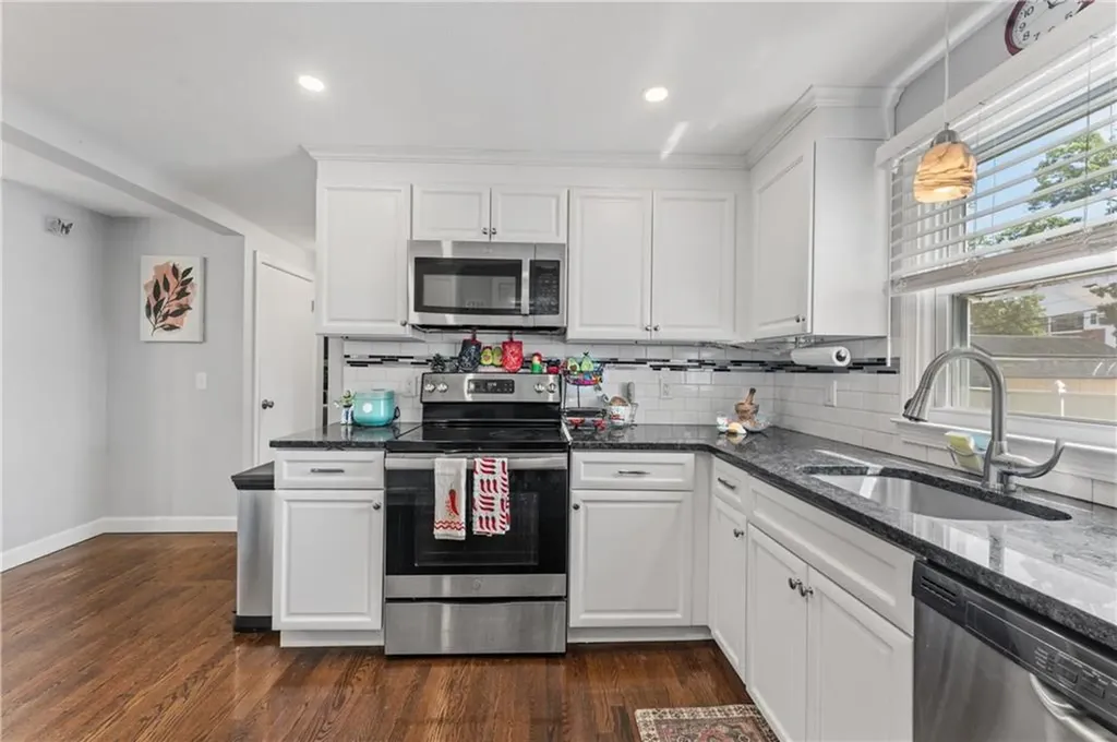 21 Bailey Street East Providence RI 02916