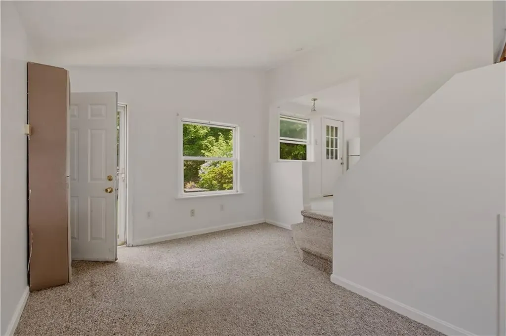 21 East Road Tiverton RI 02878