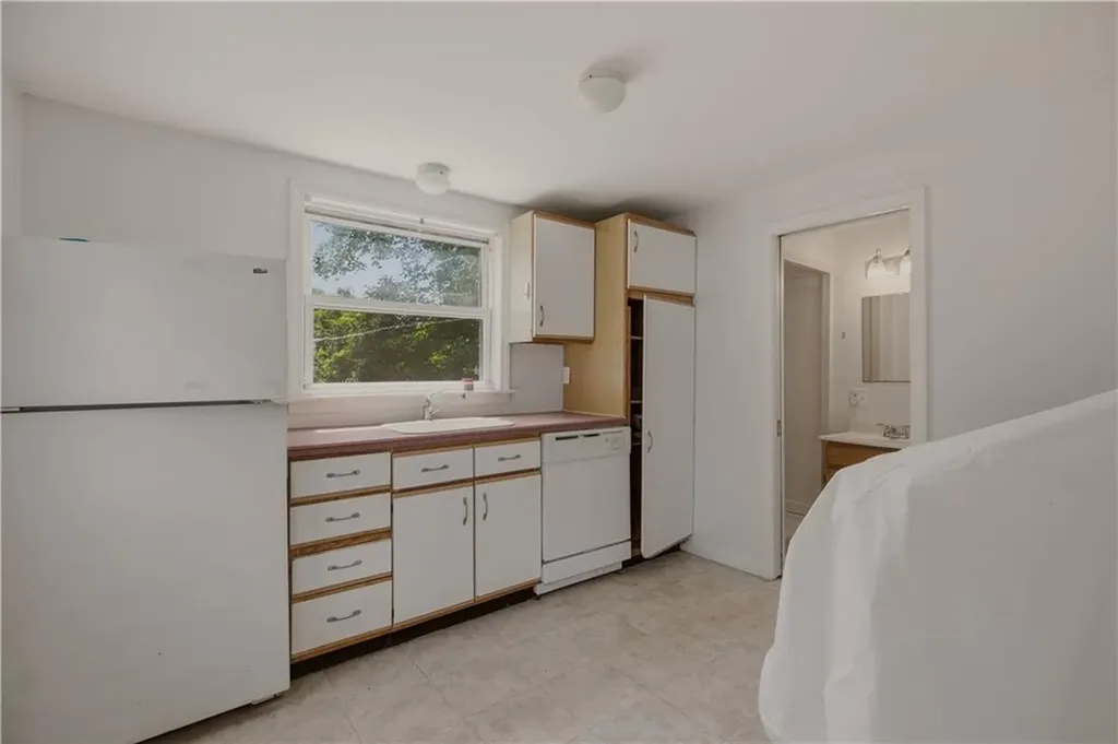 21 East Road Tiverton RI 02878