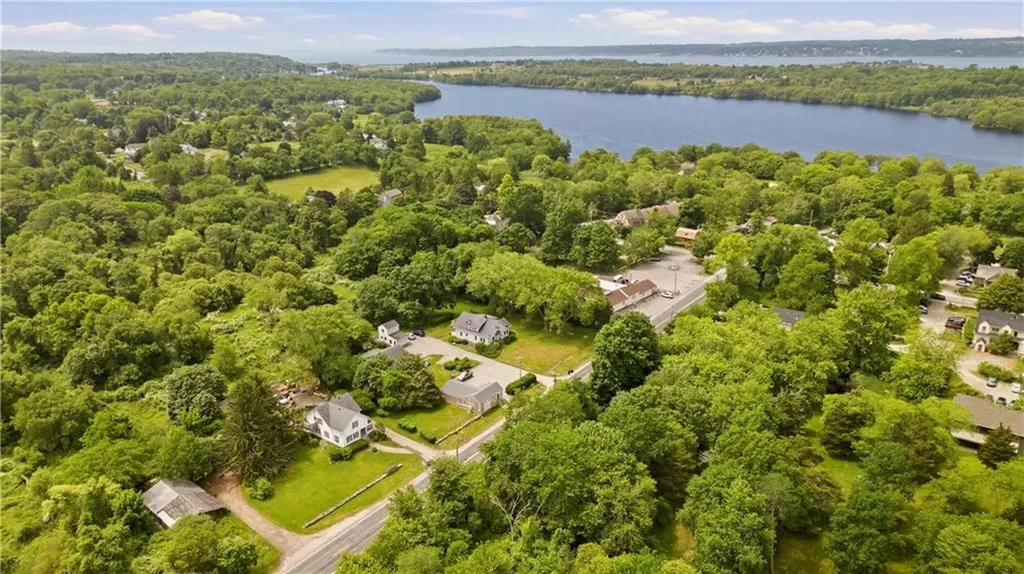 21 East Road Tiverton RI 02878