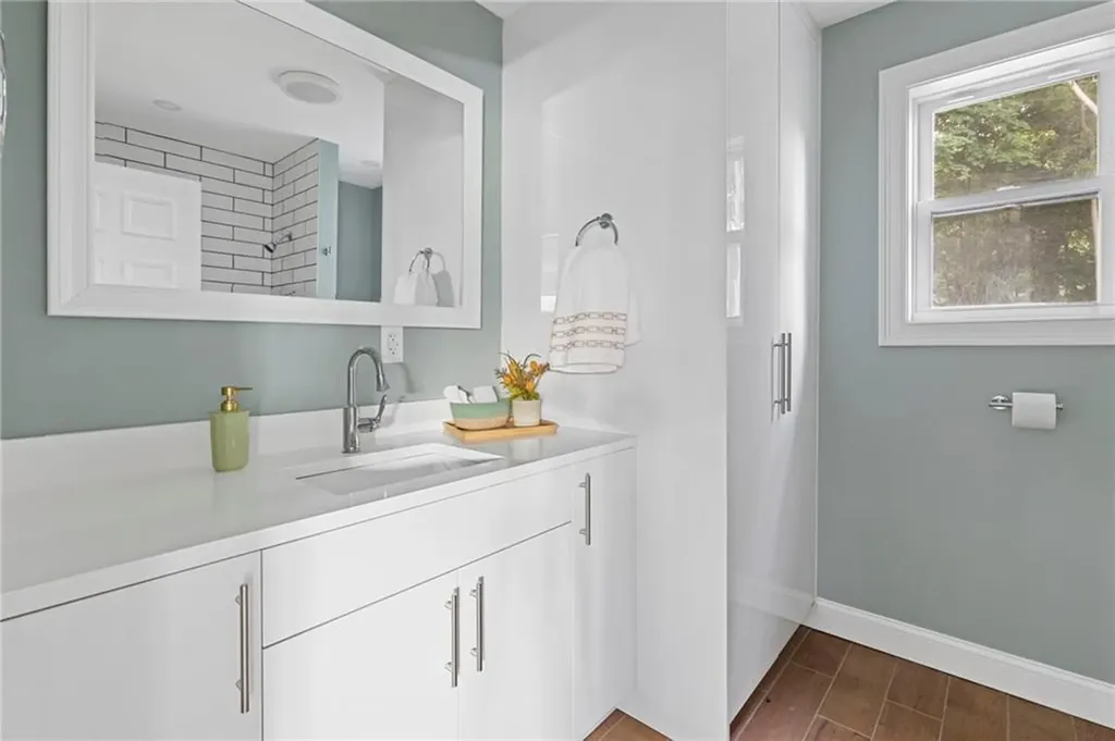 18 Pevear Avenue Warwick RI 02886