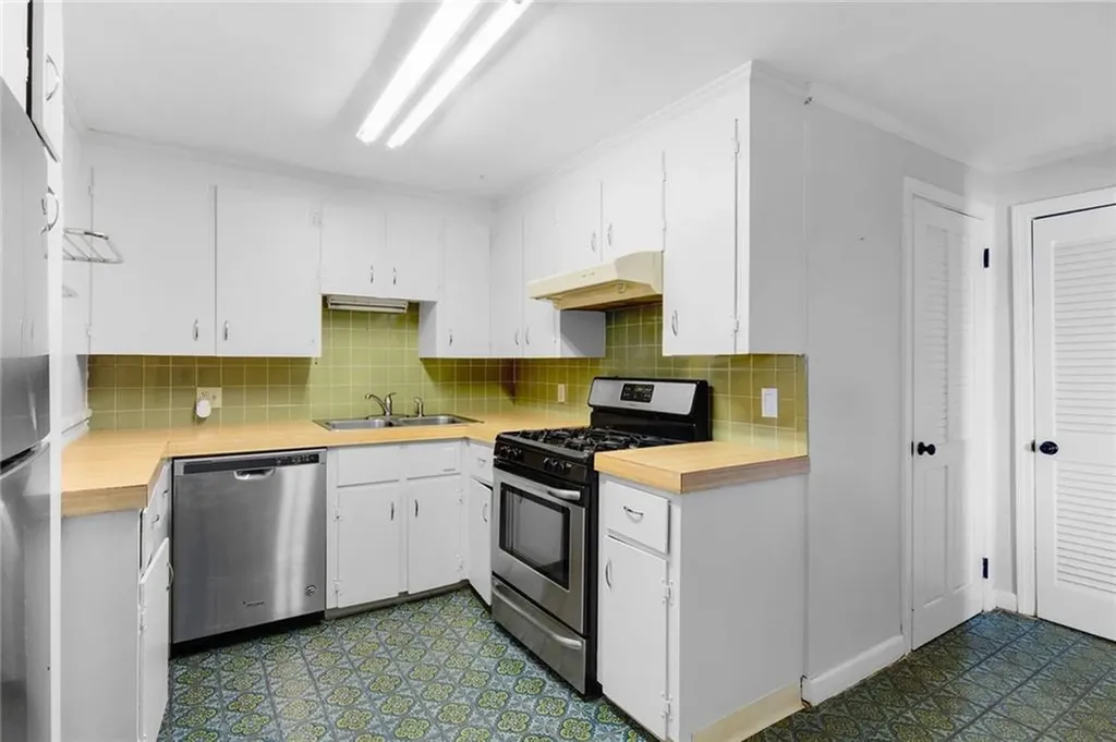 172 Eustis Avenue Newport RI 02840