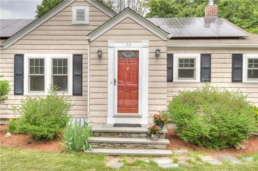 16 Evergreen Street Barrington RI 02806