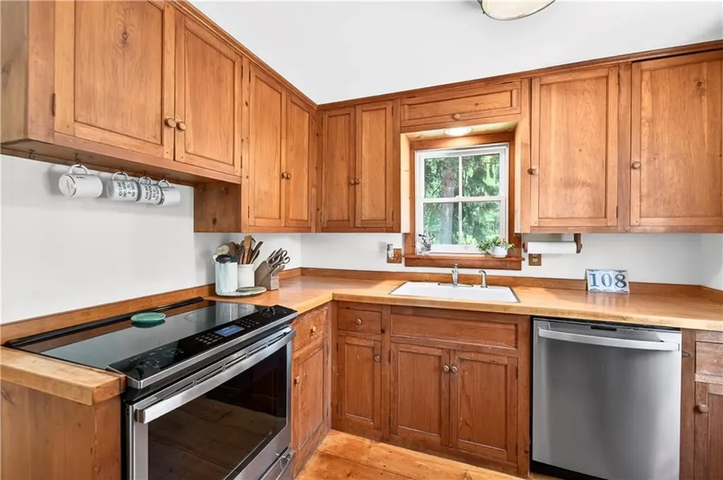 108 Oak Street Hopkinton RI 02804