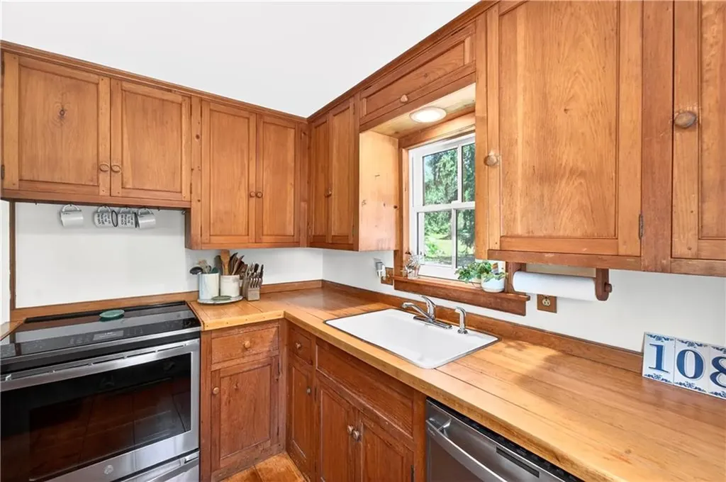 108 Oak Street Hopkinton RI 02804