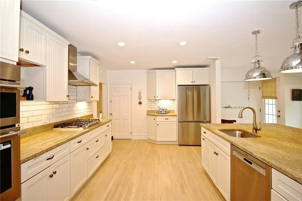 215 Coggeshall Avenue Newport RI 02840