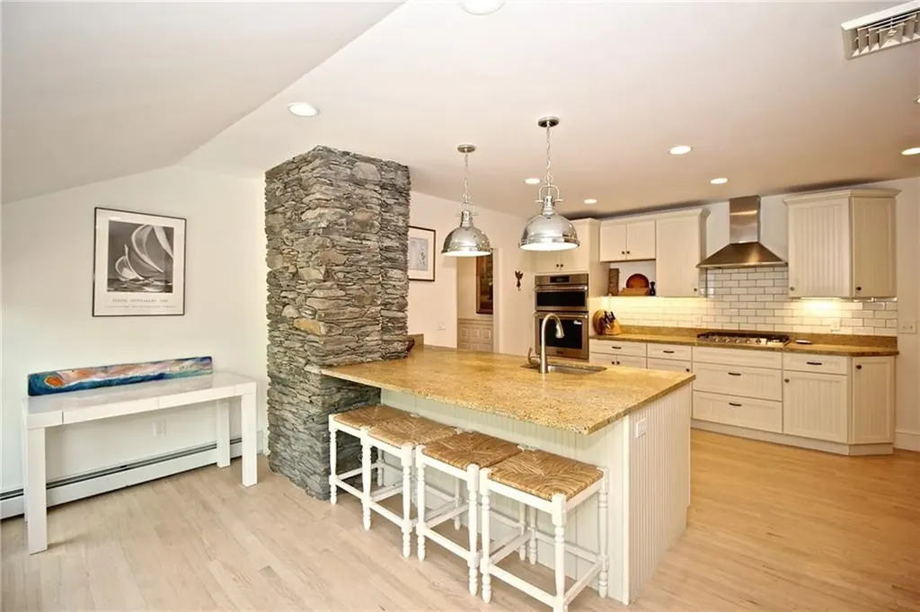 215 Coggeshall Avenue Newport RI 02840