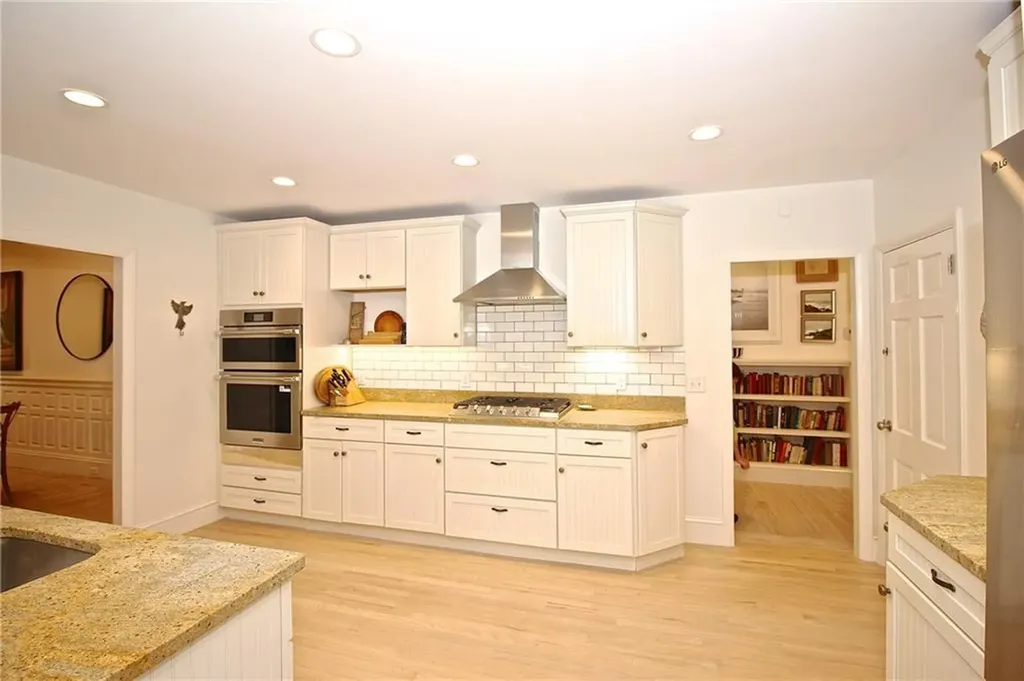 215 Coggeshall Avenue Newport RI 02840