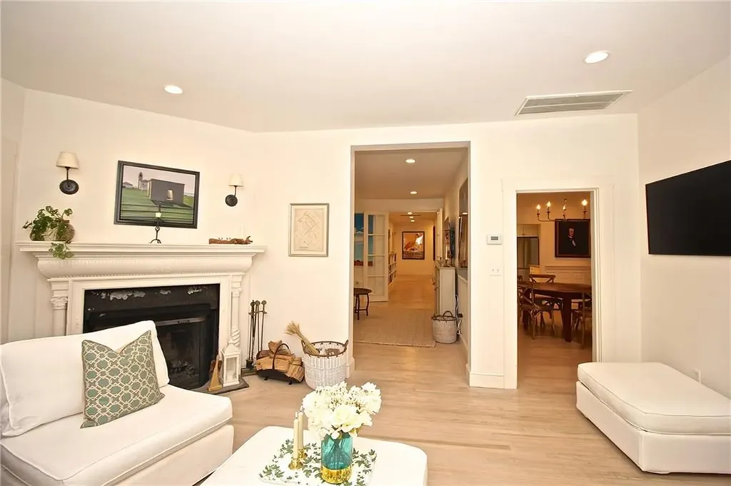 215 Coggeshall Avenue Newport RI 02840