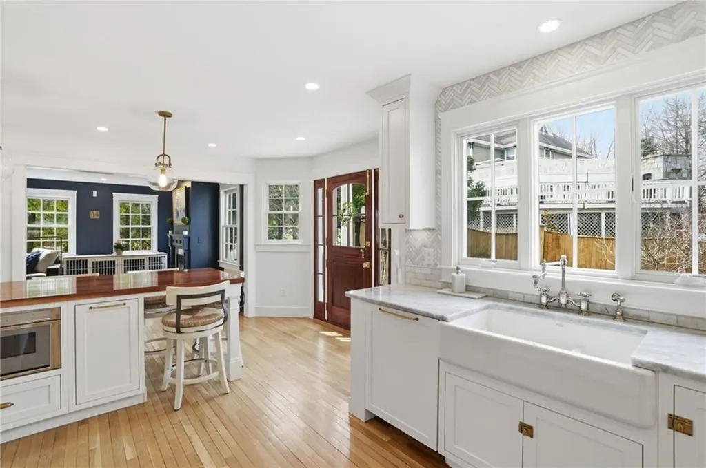 2269 East Main Road Portsmouth RI 02871