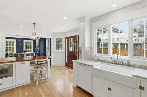 2269 East Main Road Portsmouth RI 02871