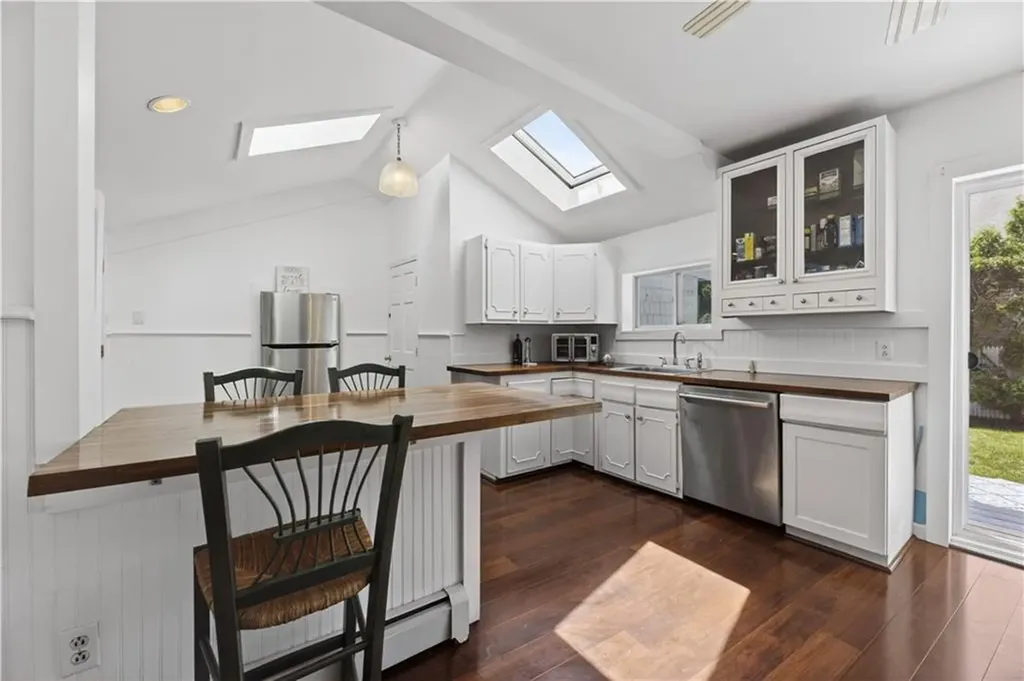16 Courtway Street Narragansett RI 02882