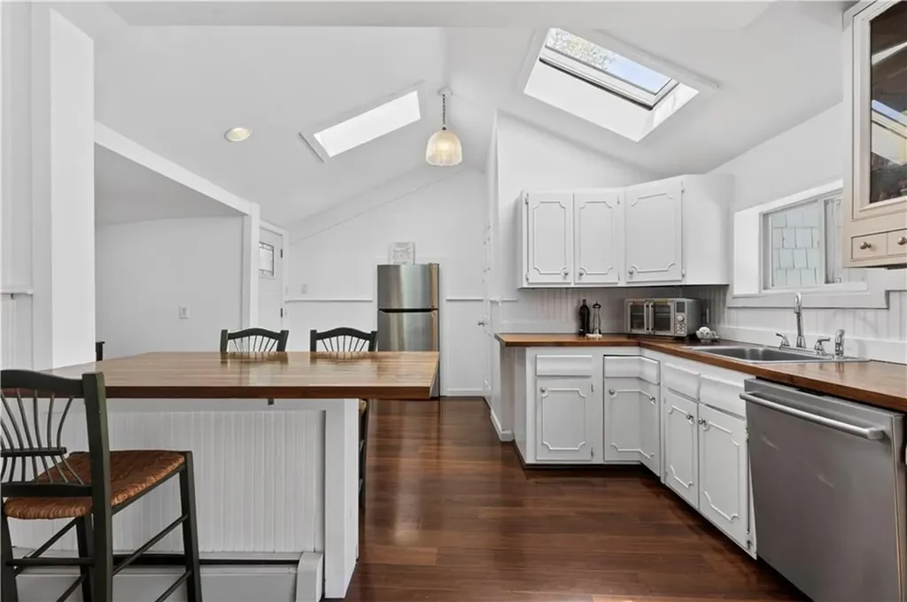 16 Courtway Street Narragansett RI 02882