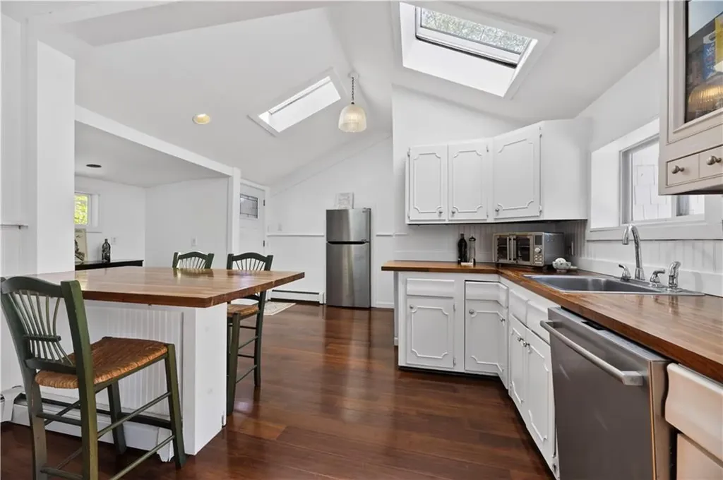 16 Courtway Street Narragansett RI 02882