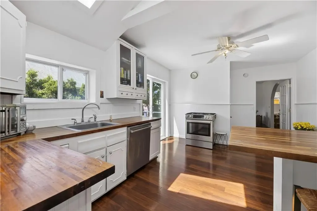 16 Courtway Street Narragansett RI 02882