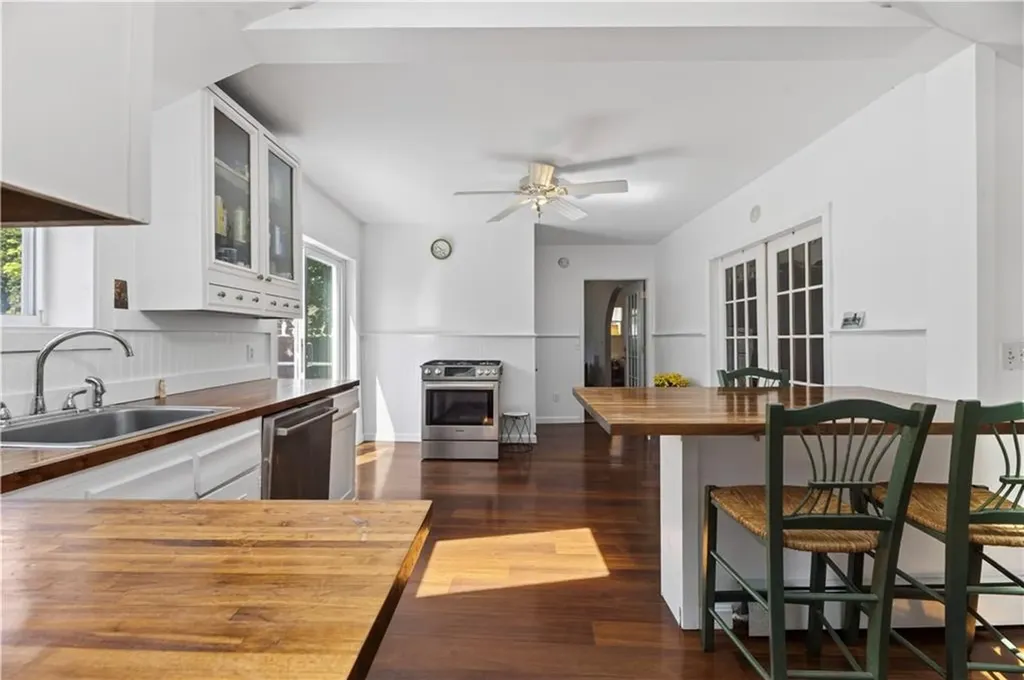 16 Courtway Street Narragansett RI 02882