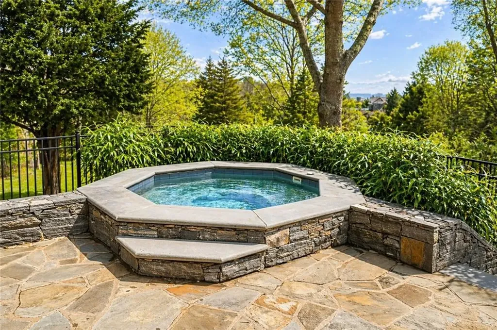 18 E Hills Road Westerly RI 02891