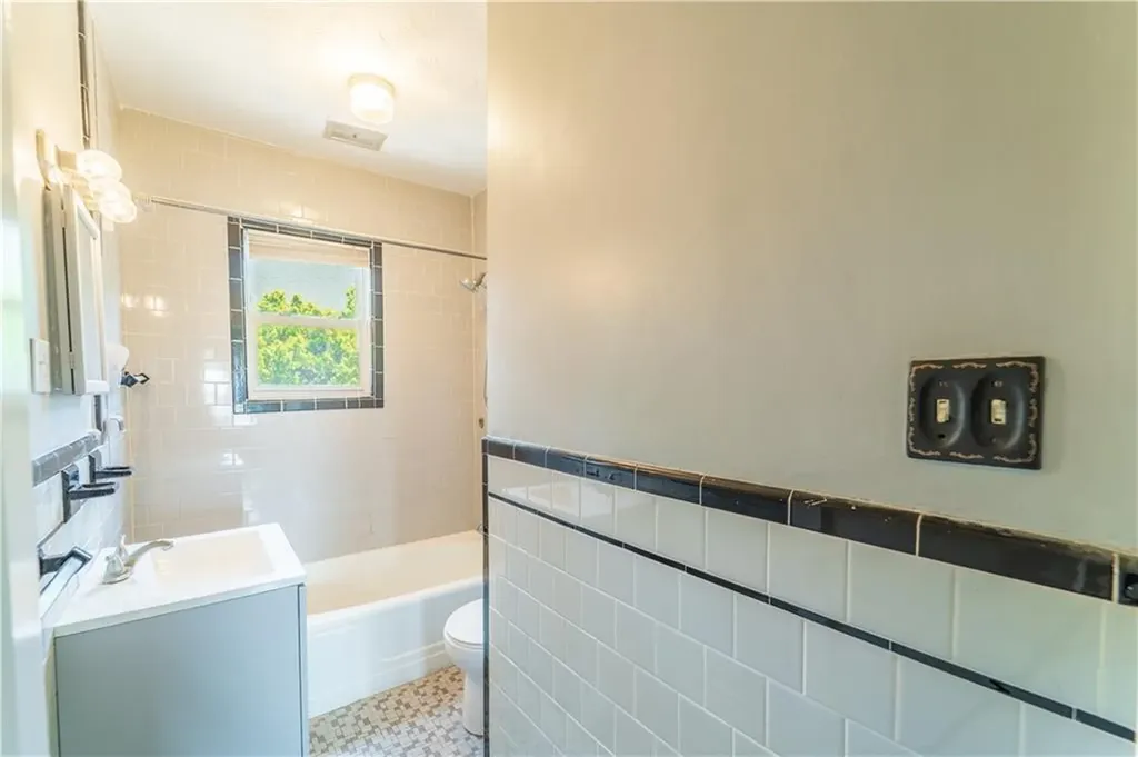 18 Dunnell Avenue Pawtucket RI 02860