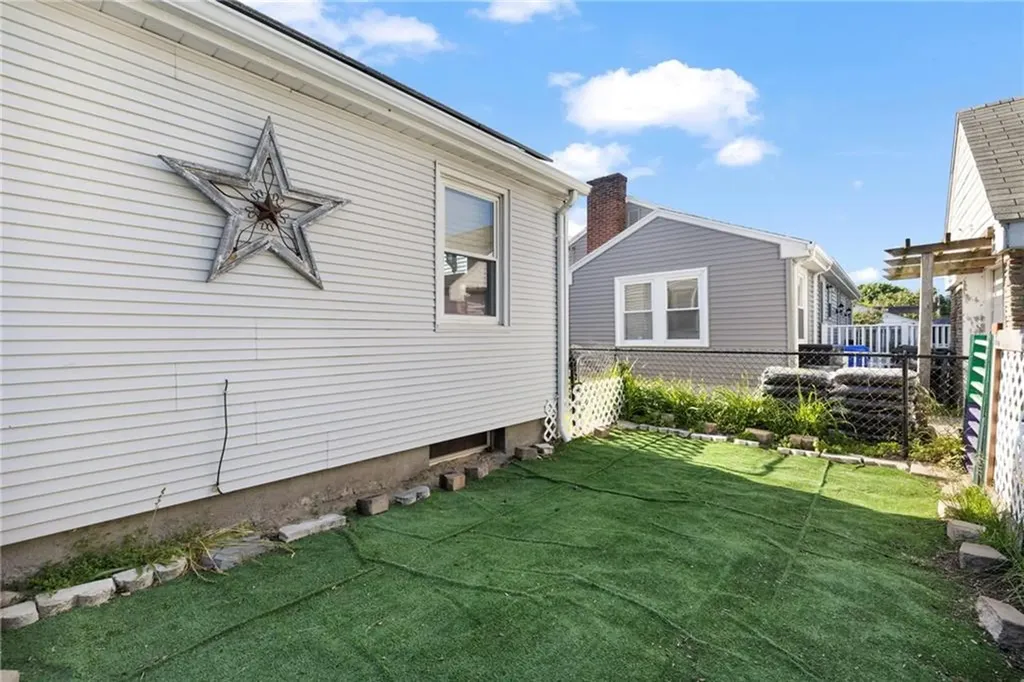 22 Mayfield Street Pawtucket RI 02861