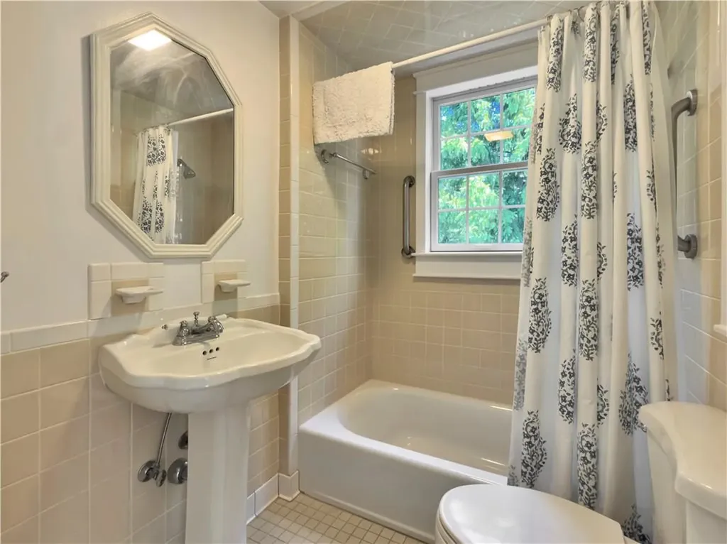 33 Indian Pond Road Kingston MA 02364