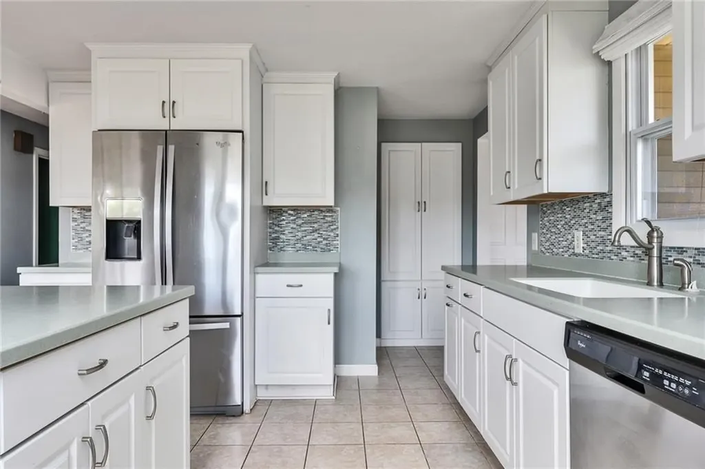84 East Shore Road Narragansett RI 02882