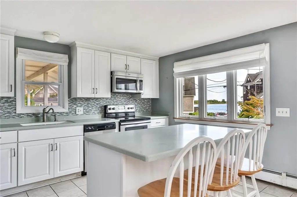 84 East Shore Road Narragansett RI 02882
