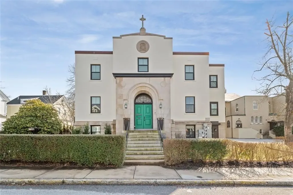 2 Eastnor Road Newport RI 02840