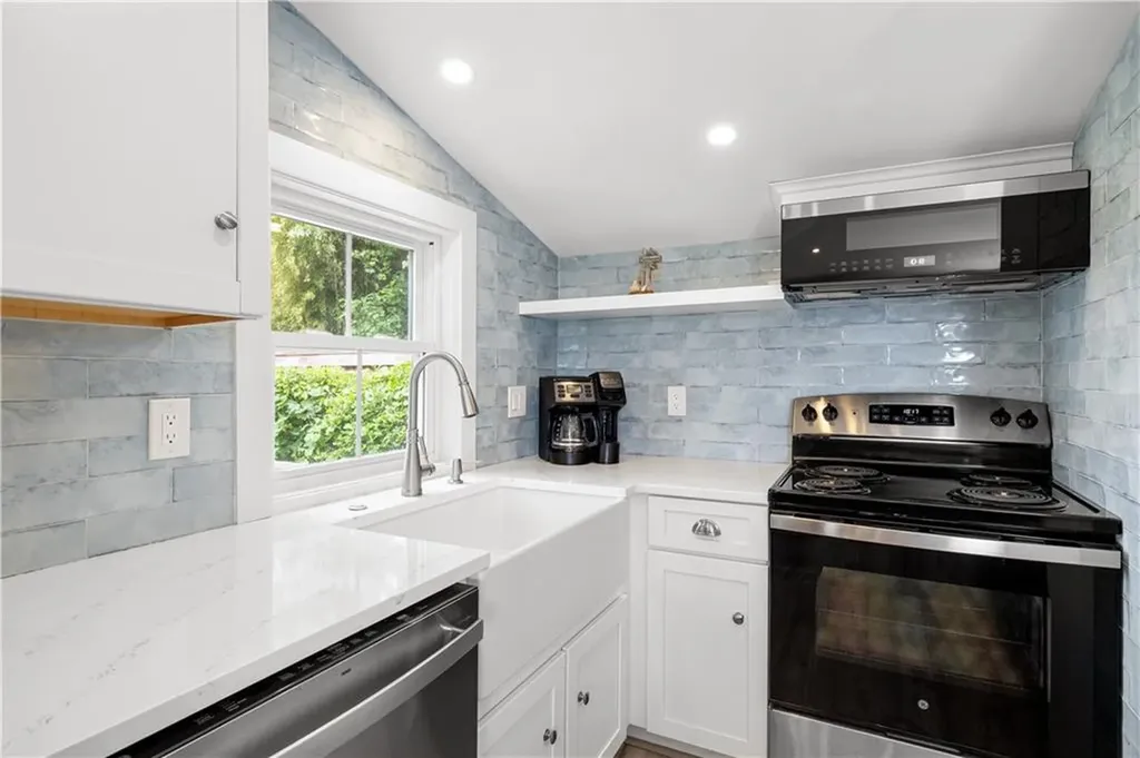 39 Edwards Avenue South Kingstown RI 02879