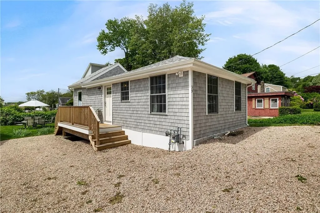 39 Edwards Avenue South Kingstown RI 02879