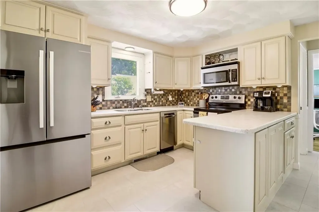 30 Monmouth Drive East Providence RI 02915
