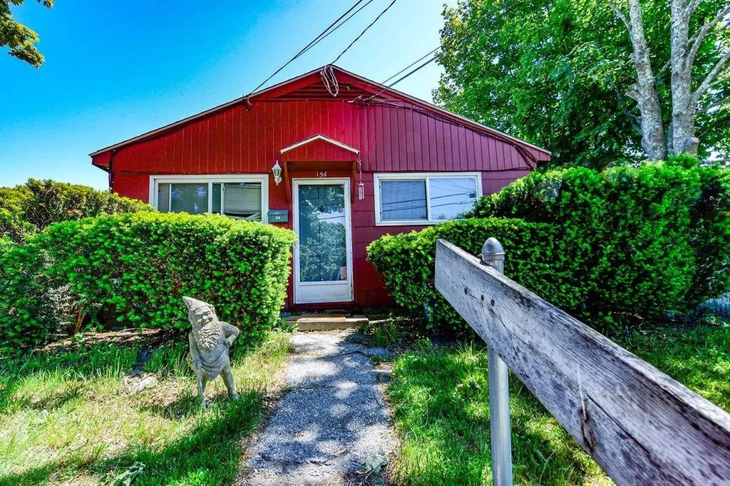 15 A & B Ludlow Road Middletown RI 02842