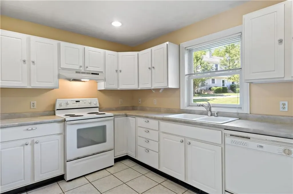 41 Charles Drive Tiverton RI 02878