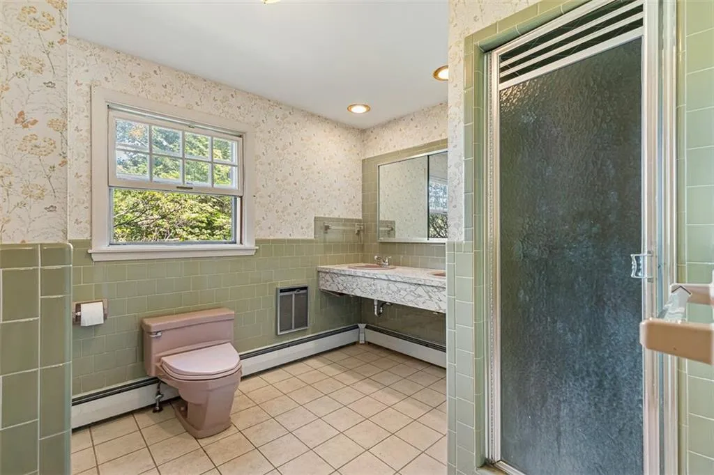 28 Lakeside Drive Narragansett RI 02882