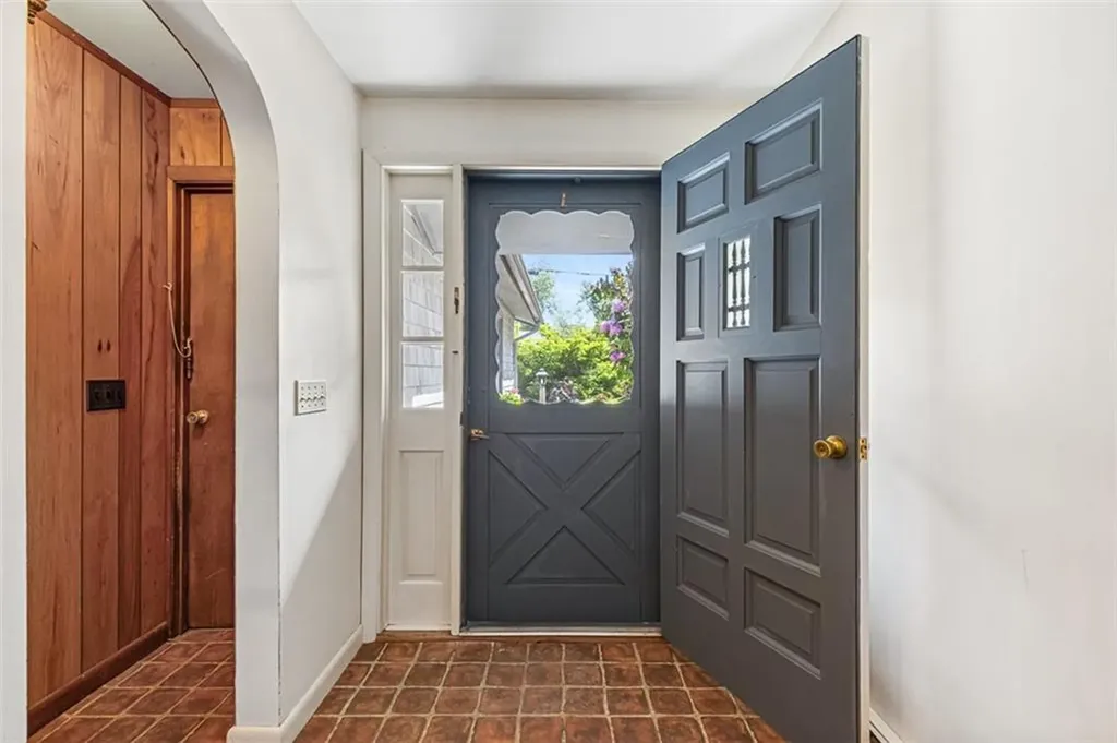 28 Lakeside Drive Narragansett RI 02882