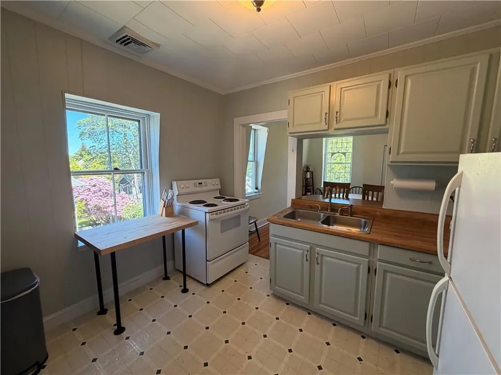 44 Everett Street Newport RI 02840