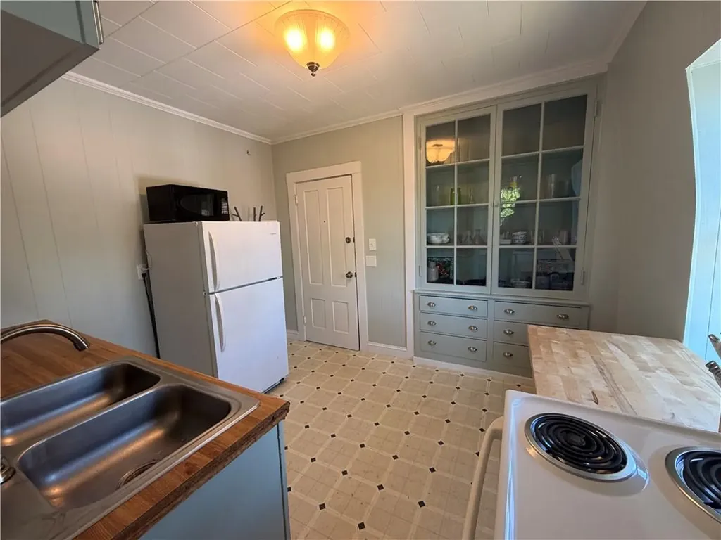 44 Everett Street Newport RI 02840