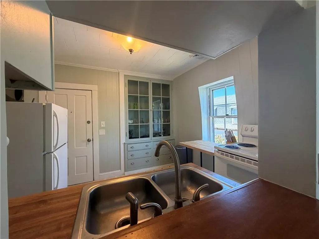 44 Everett Street Newport RI 02840