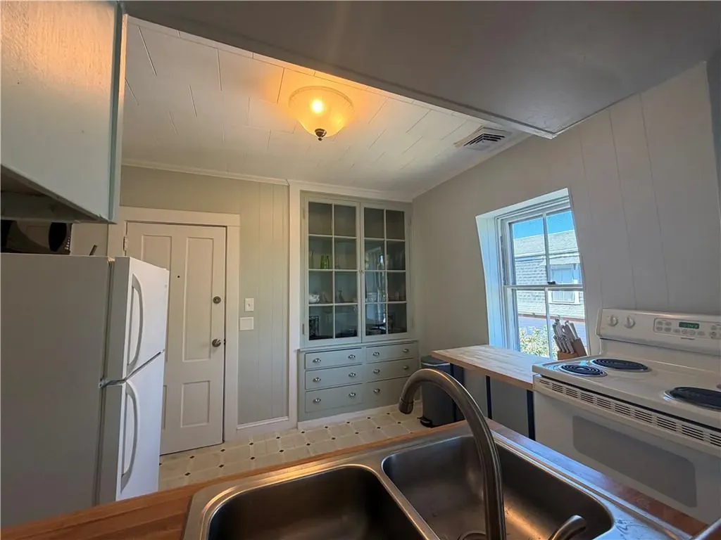 44 Everett Street Newport RI 02840