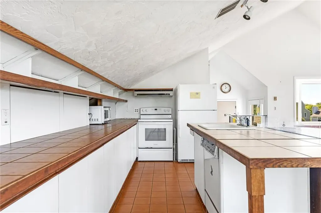 39 White Swan Drive Narragansett RI 02882