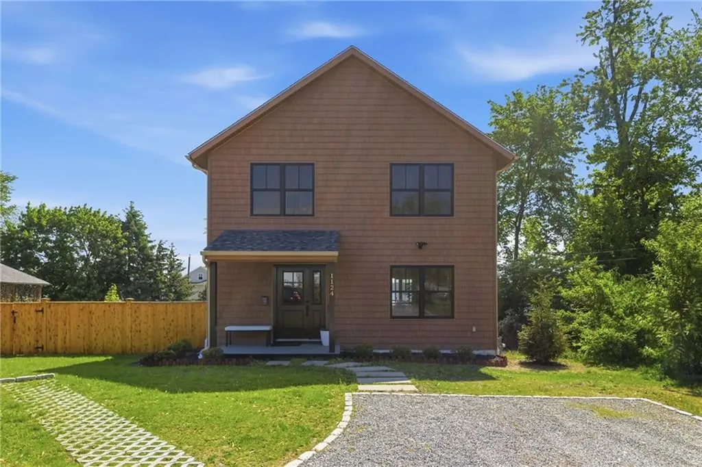1124 Narragansett Boulevard Cranston RI 02905