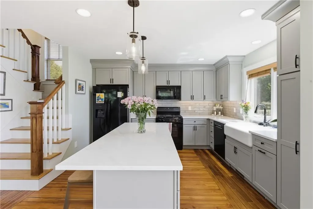 1124 Narragansett Boulevard Cranston RI 02905